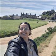 Psicóloga alegre, con muchas ganas de dar confianza y ayudar a los demás. Soy positiva y alegre y me encantan los niños.